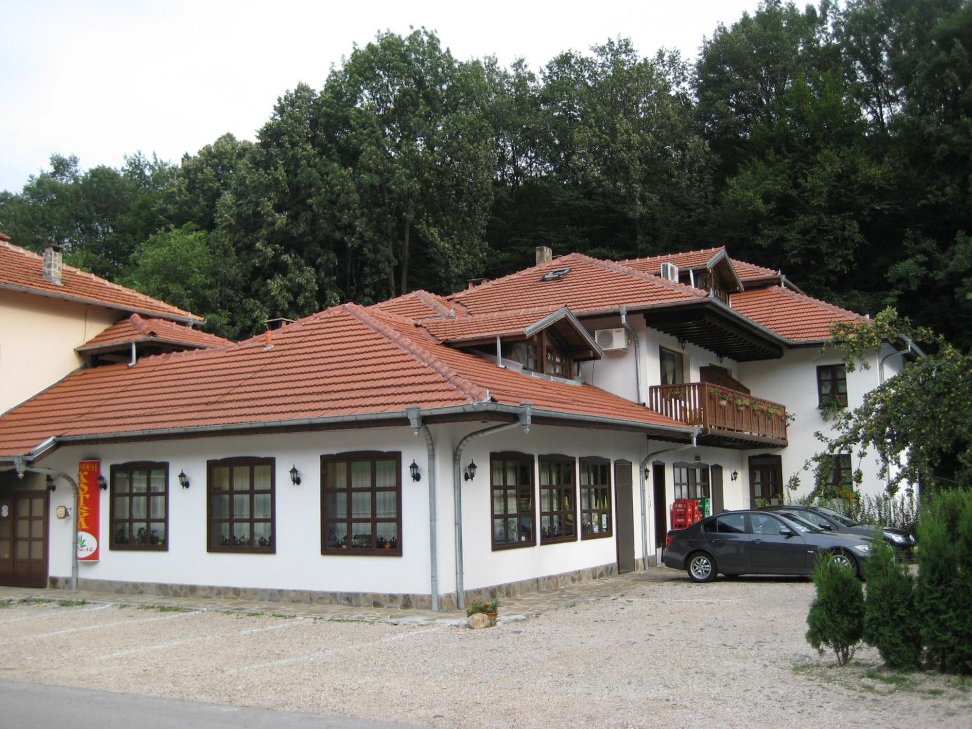 Family Hotel Bile Beli Osum Exterior photo