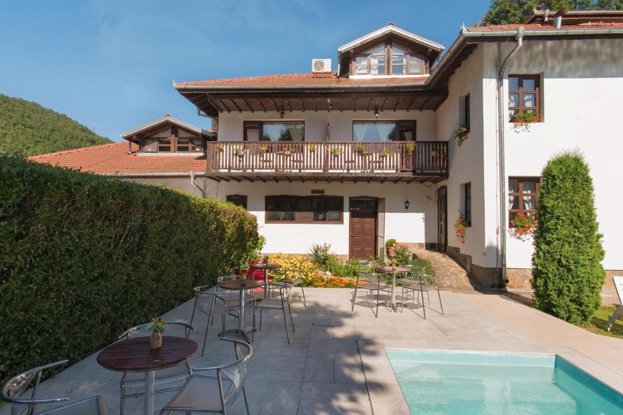 Family Hotel Bile Beli Osum Exterior photo